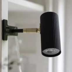 Hubble vägglampa svart/borstad mässing