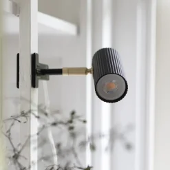 Hubble vägglampa svart/borstad mässing