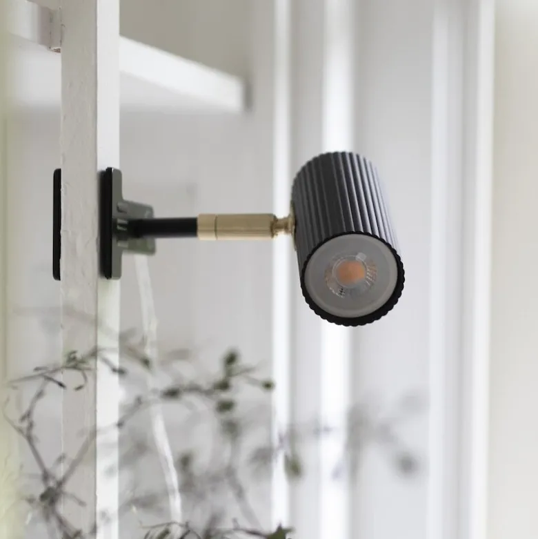 Hubble vägglampa svart/borstad mässing