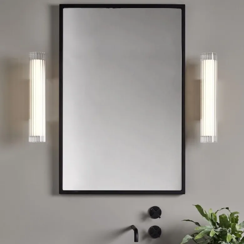 Io 420 vägglampa IP44 matt guld