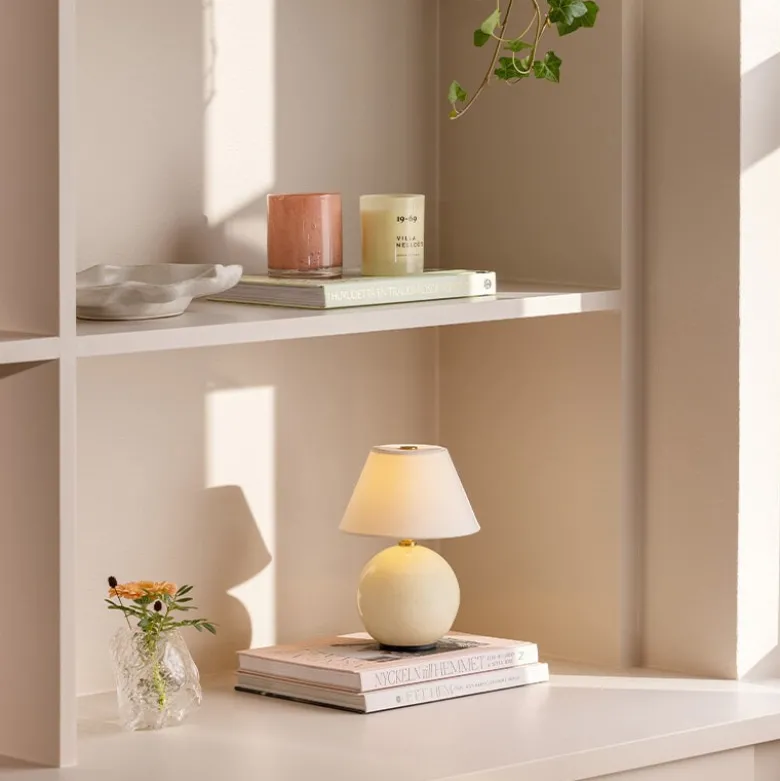Iris 16 portabel bordslampa creme