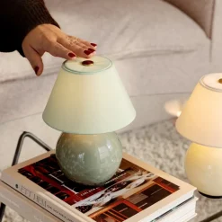 Iris 16 portabel bordslampa creme