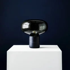 Karl-Johan Bordslampa svart marmor, rökt glas