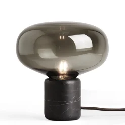 Karl-Johan Bordslampa svart marmor, rökt glas