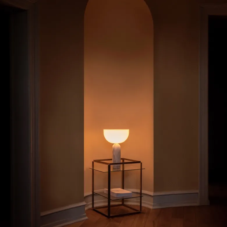 Kizu large bordslampa vit marmor