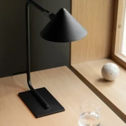 Kuro bordslampa svart