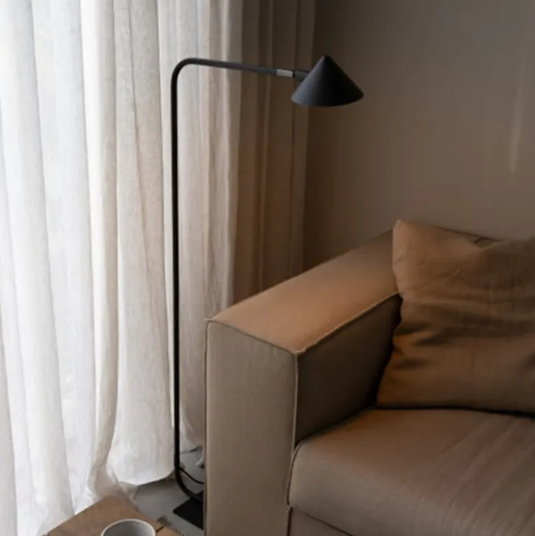 Kuro golvlampa svart