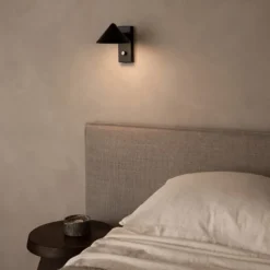Kuro read vägglampa svart