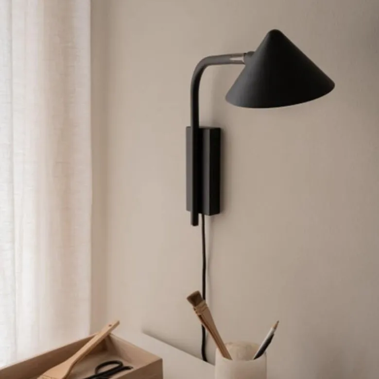Kuro vägglampa svart