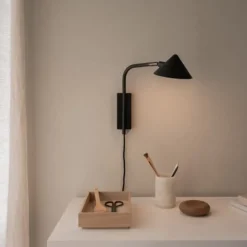 Kuro vägglampa svart