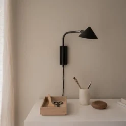 Kuro vägglampa svart