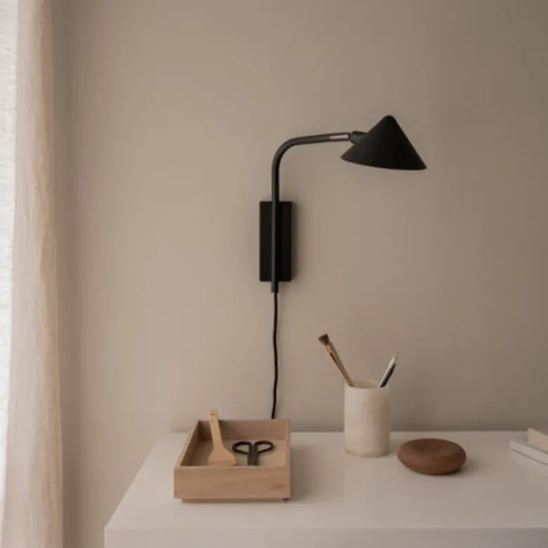 Kuro vägglampa svart
