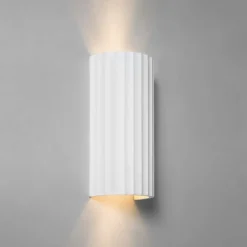 Kymi 300 vägglampa matt vit