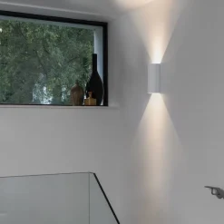 Kymi 220 vägglampa matt vit