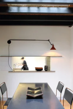 Lampe Gras N°213 vägglampa conic svart/röd