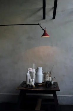 Lampe Gras N°213 vägglampa conic svart/röd