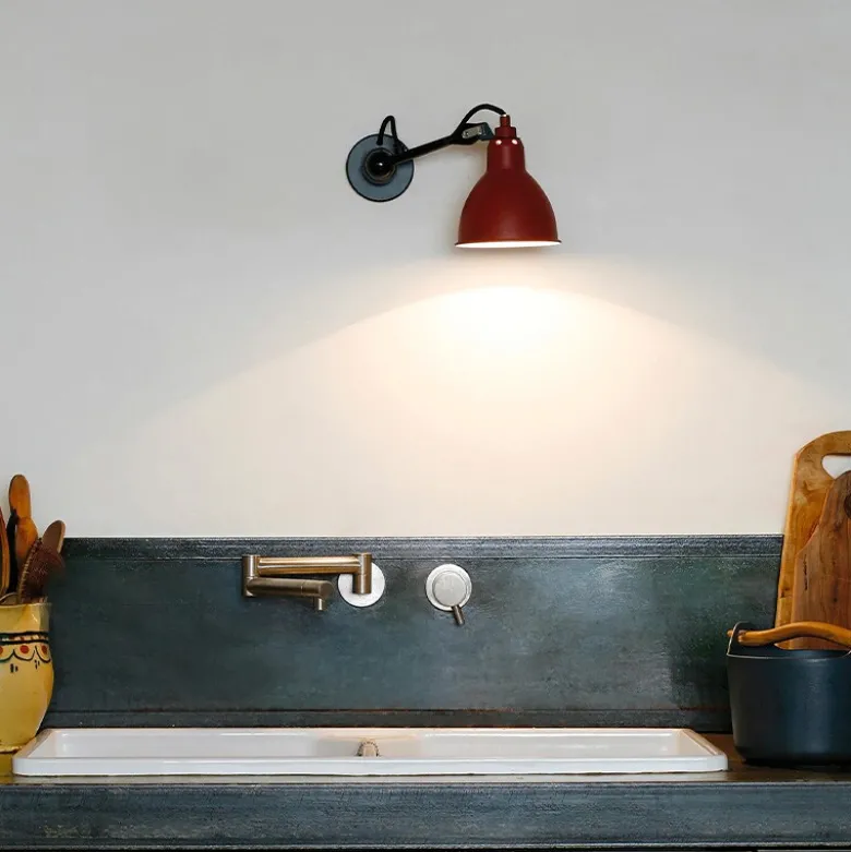 Lampe Gras N°304 vägglampa round svart/röd