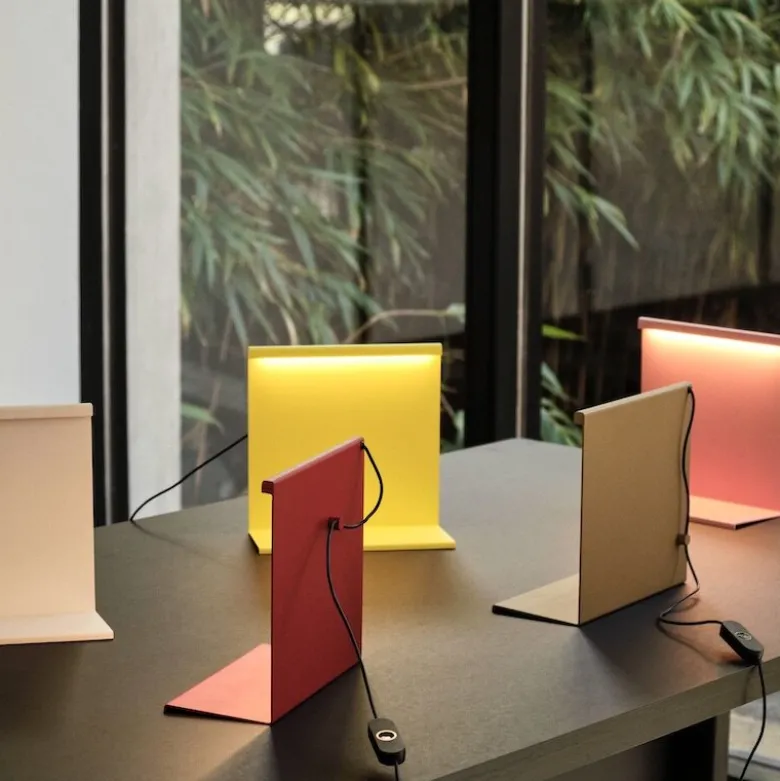 LBM bordslampa tomato red