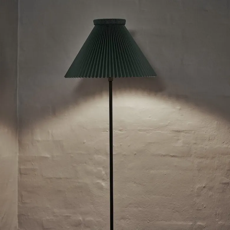 Le Klint 334H golvlampa svart/moss green