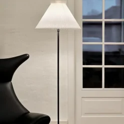 Le Klint 334H golvlampa svart/white paper