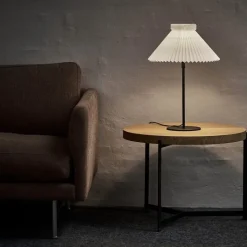 Le Klint 334T bordslampa svart/white paper