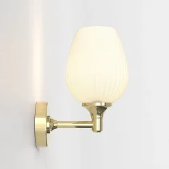 Liberty vägglampa IP44 mässing