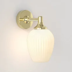 Liberty vägglampa IP44 mässing