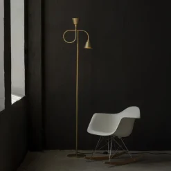 Loop Golvlampa rå mässing
