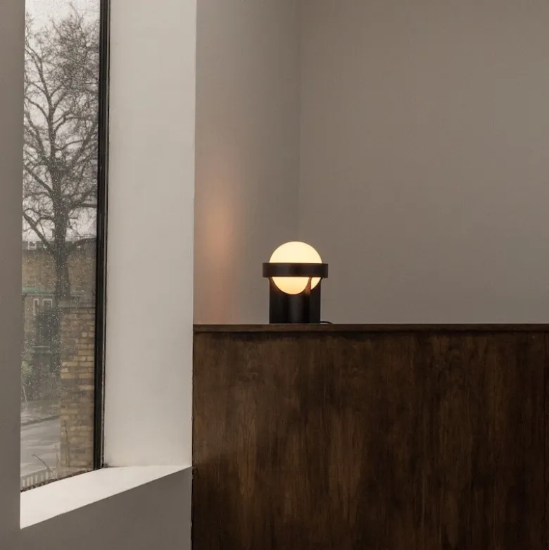 Loop large bordslampa dark grey + Sphere IV LED bulb