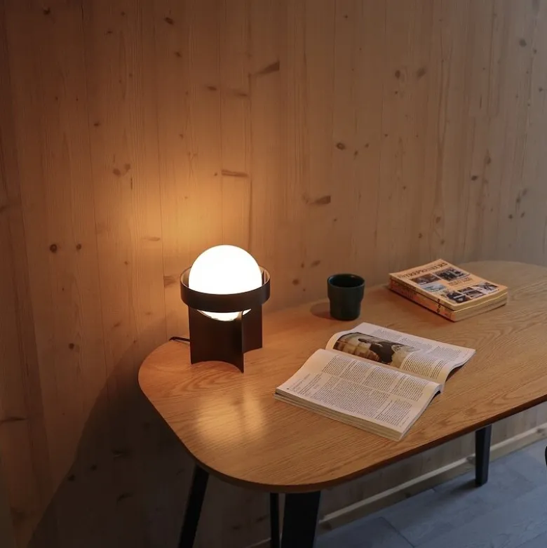 Loop large bordslampa dark grey + Sphere IV LED bulb