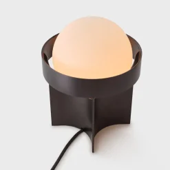 Loop large bordslampa dark grey + Sphere IV LED bulb