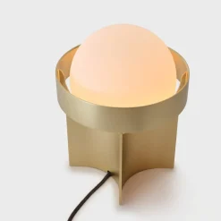 Loop large bordslampa gold + Sphere IV LED bulb
