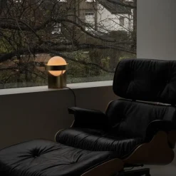 Loop large bordslampa gold + Sphere IV LED bulb