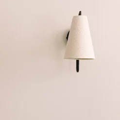 Lou vägglampa Bouclé vit/svart