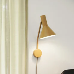 Lyss vägglampa matt almond
