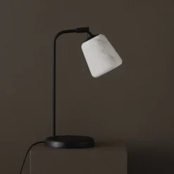 Material bordslampa vit marmor/svart