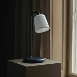 Material bordslampa vitt opalglas/svart
