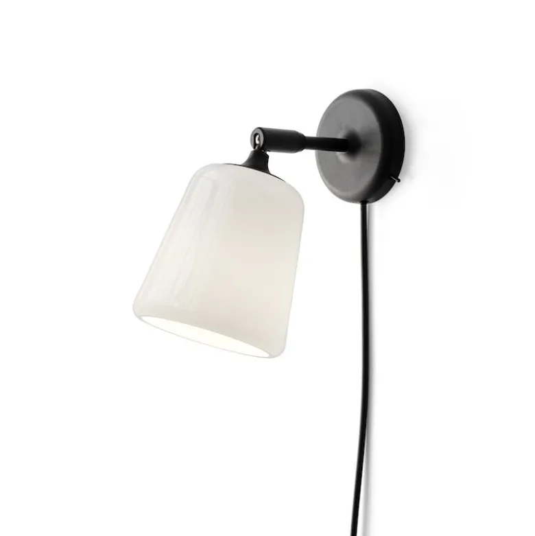 Material vägglampa vitt opalglas/svart
