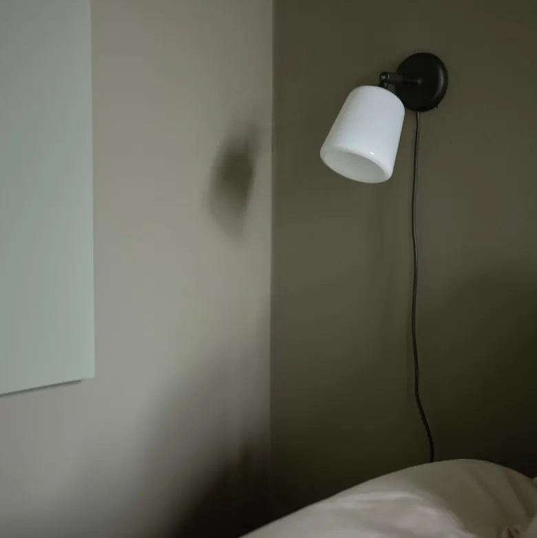 Material vägglampa vitt opalglas/svart