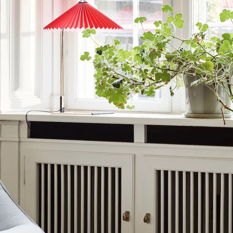 Matin 300 bordslampa bright red/brass
