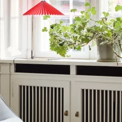 Matin 380 bordslampa bright red/brass