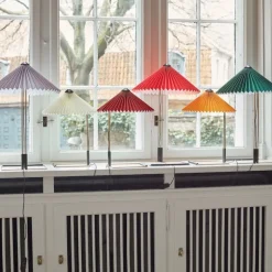 Matin 300 bordslampa oxide red/brass
