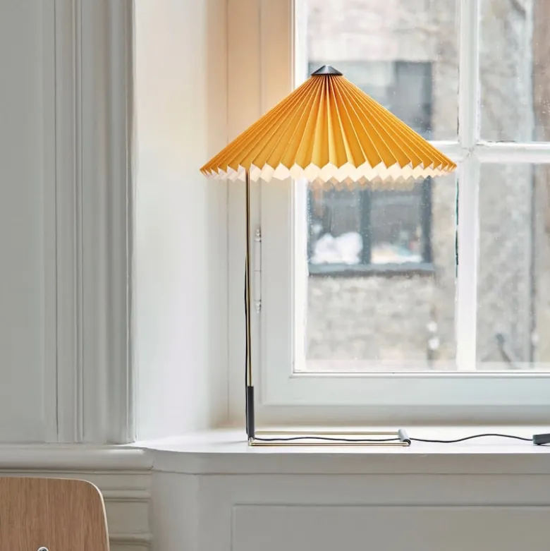 Matin 380 bordslampa yellow/brass
