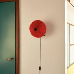 Matin 380 vägglampa bright red/brass
