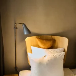 Miller vägglampa Swing skiffergrå/mässing