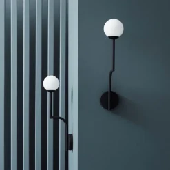 Mobil 46 vägglampa mässing/opal