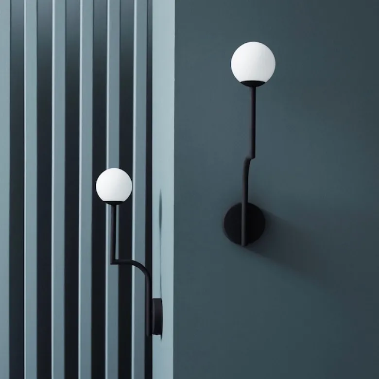 Mobil 46 vägglampa mässing/opal