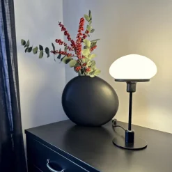 New August bordslampa liten, svart/vit