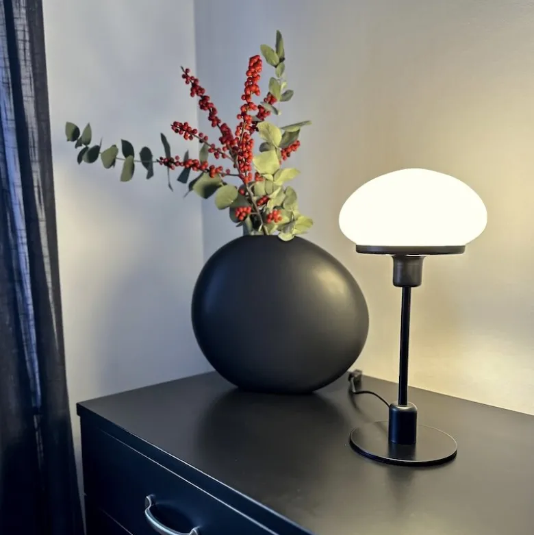 New August bordslampa liten, svart/vit