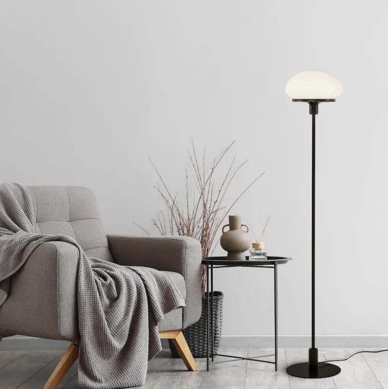 New August golvlampa svart/vit